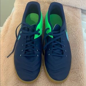Indoor soccer cleats
